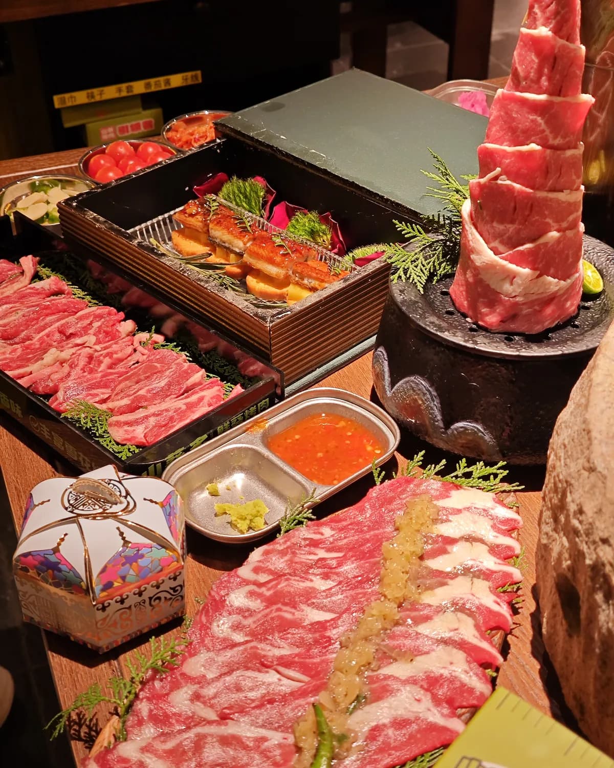 潮汕牛肉火鍋の店で部位ごとに並べられた切りたての牛肉