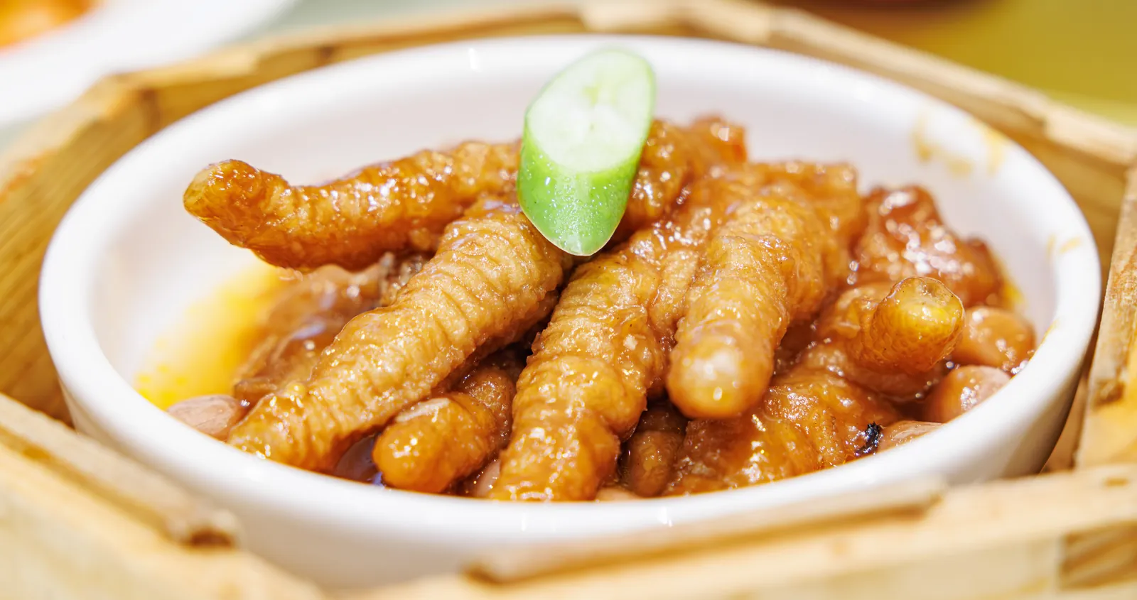 点心の器に盛られた、鶏の足の煮込み「もみじ」