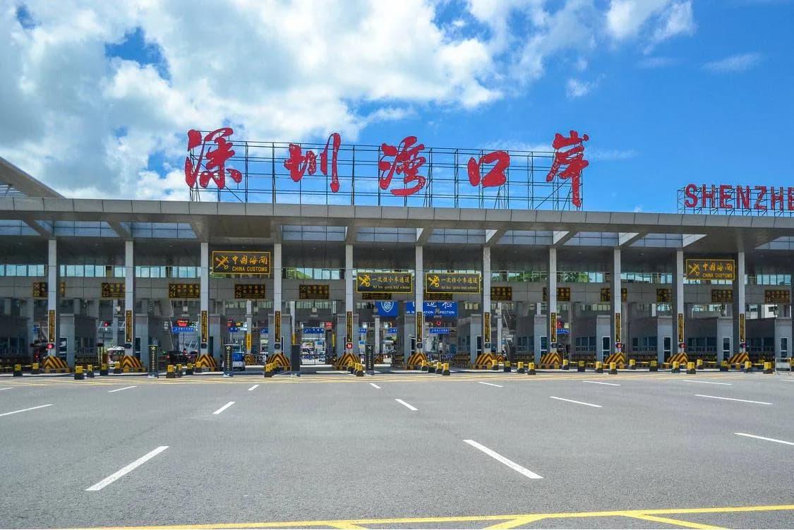 深圳湾口岸の車線と赤い中国語の表示