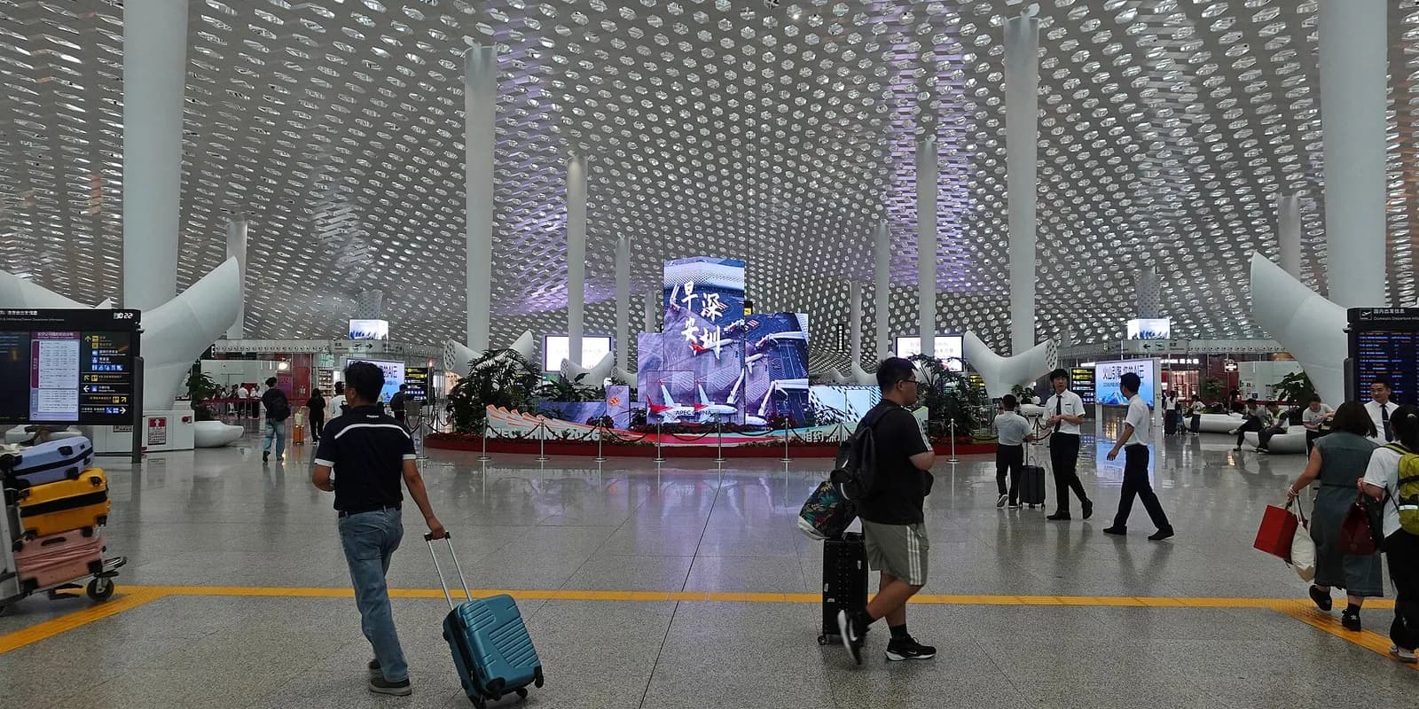 Departure hall of Shenzhen Bao'an Airport Terminal 3
